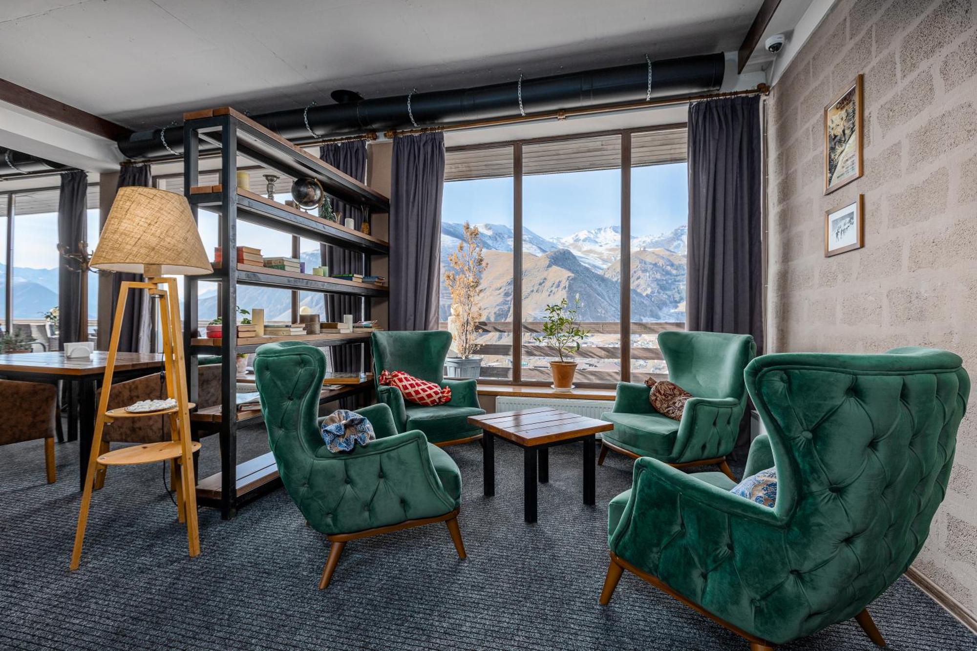 Alpine Lounge Boutique Hotel Степанцмінда Екстер'єр фото