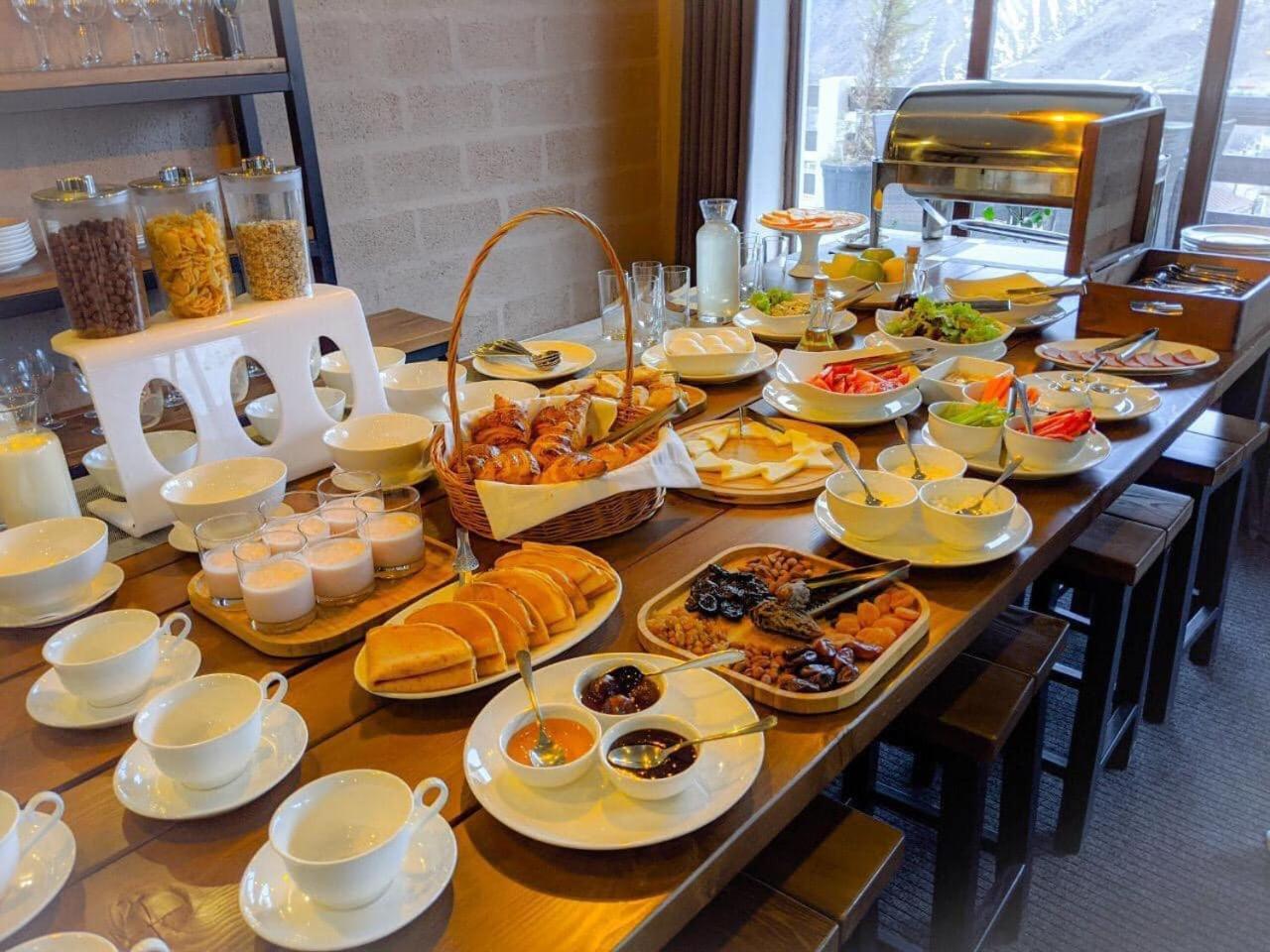 Alpine Lounge Boutique Hotel Степанцмінда Екстер'єр фото