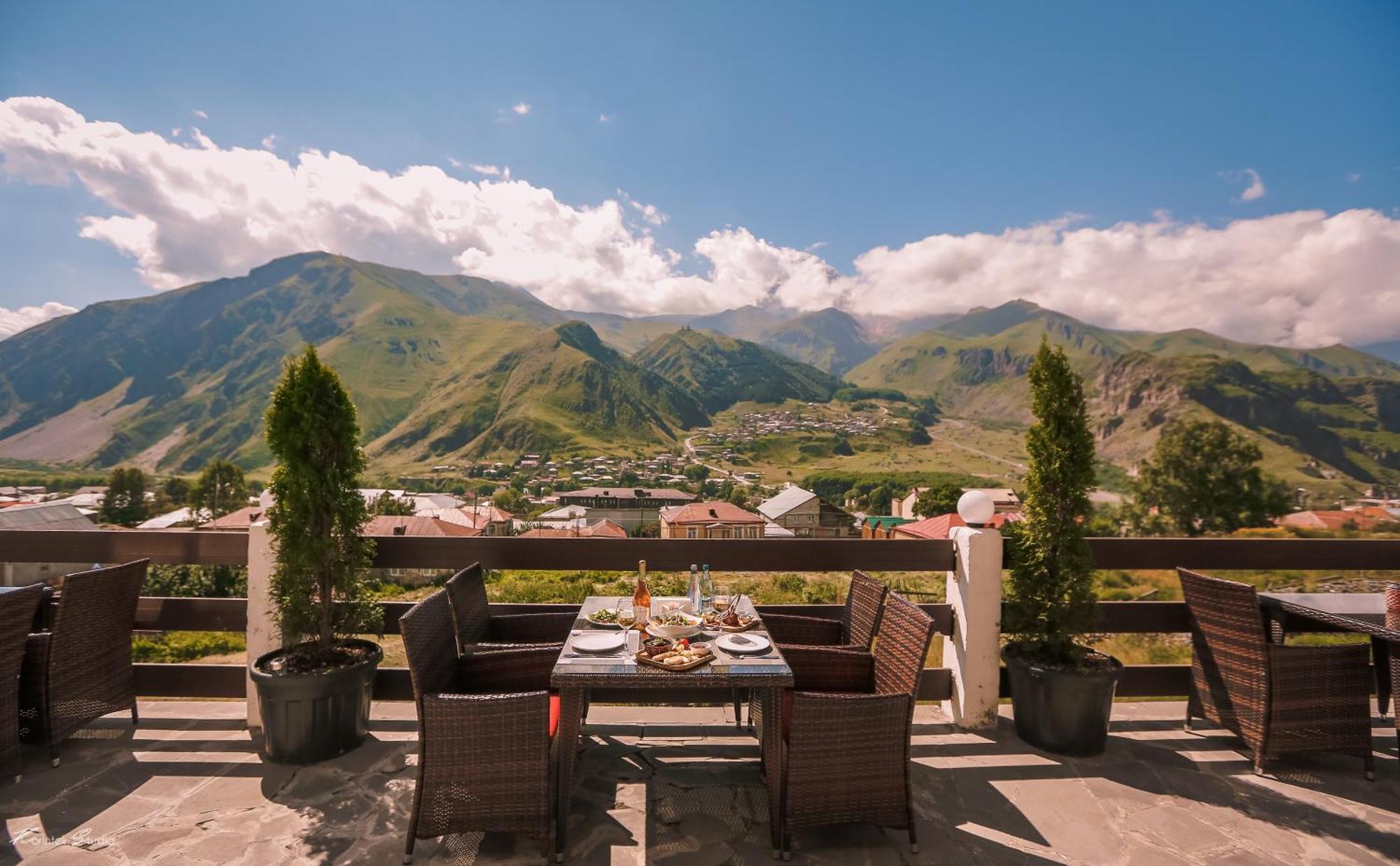 Alpine Lounge Boutique Hotel Степанцмінда Екстер'єр фото