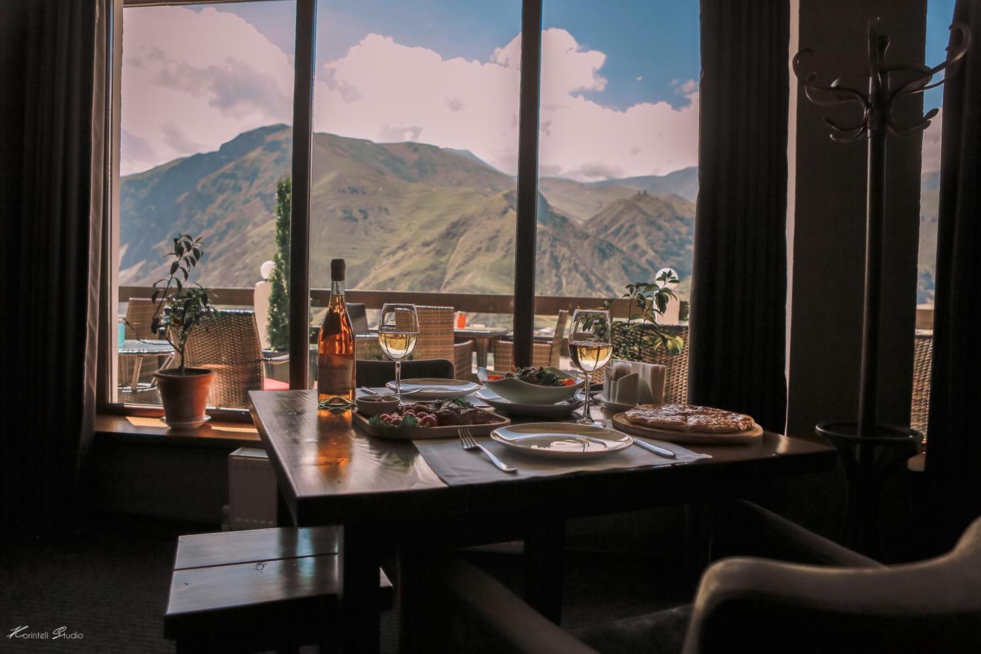 Alpine Lounge Boutique Hotel Степанцмінда Екстер'єр фото