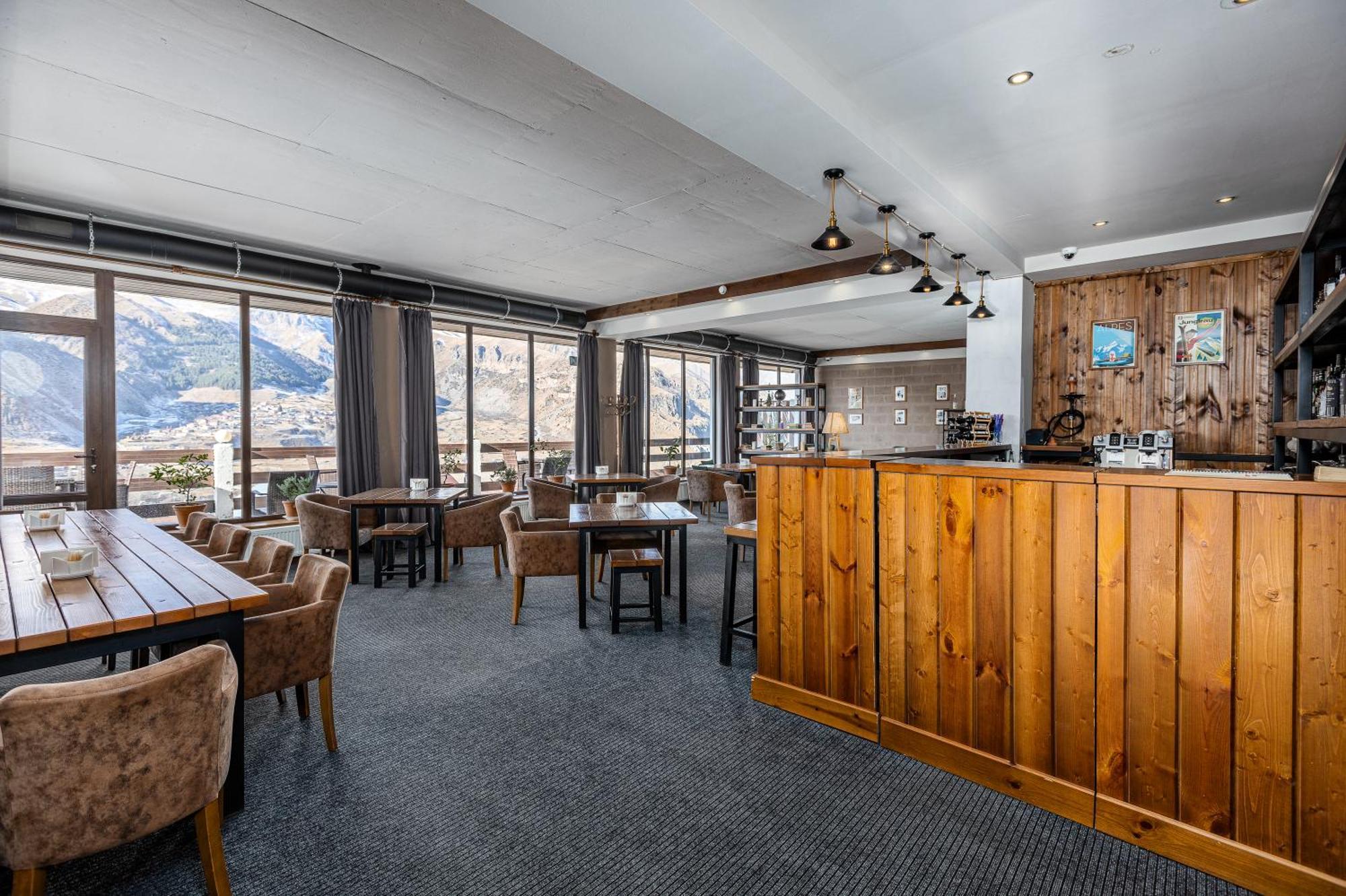 Alpine Lounge Boutique Hotel Степанцмінда Екстер'єр фото