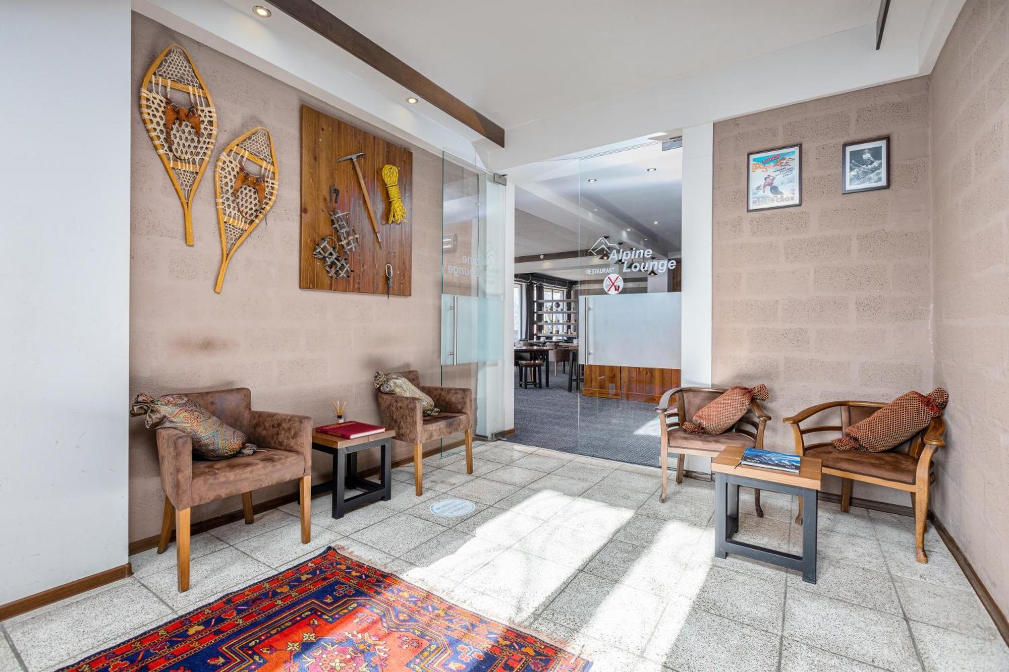 Alpine Lounge Boutique Hotel Степанцмінда Екстер'єр фото