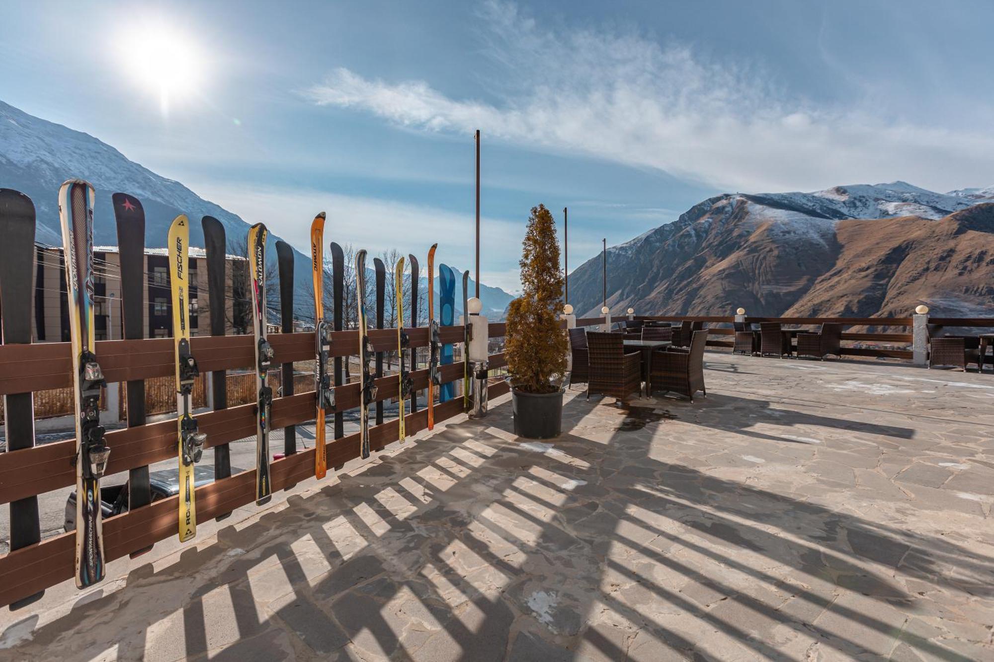 Alpine Lounge Boutique Hotel Степанцмінда Екстер'єр фото