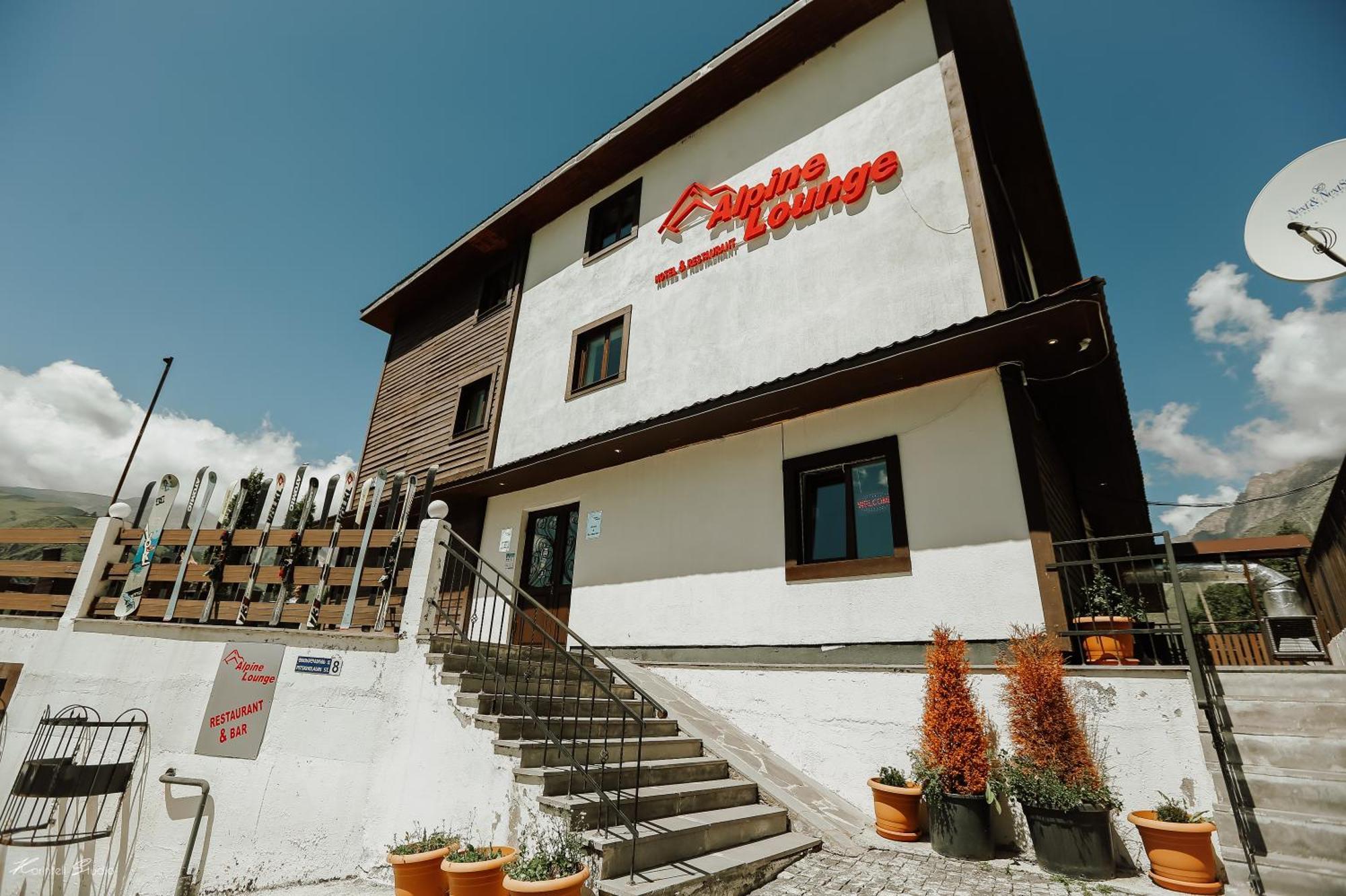Alpine Lounge Boutique Hotel Степанцмінда Екстер'єр фото