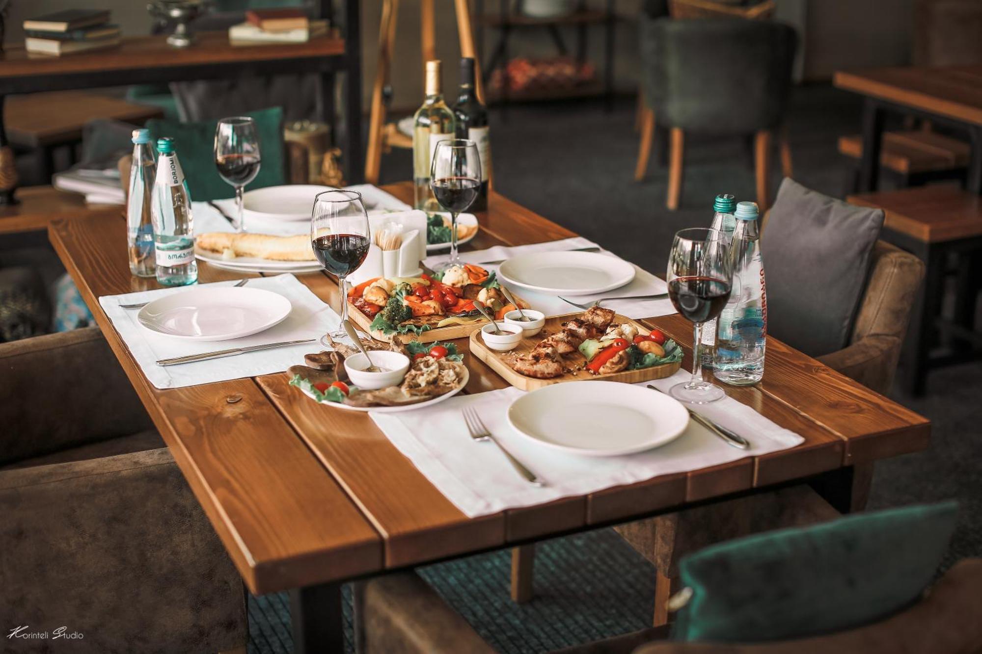 Alpine Lounge Boutique Hotel Степанцмінда Екстер'єр фото