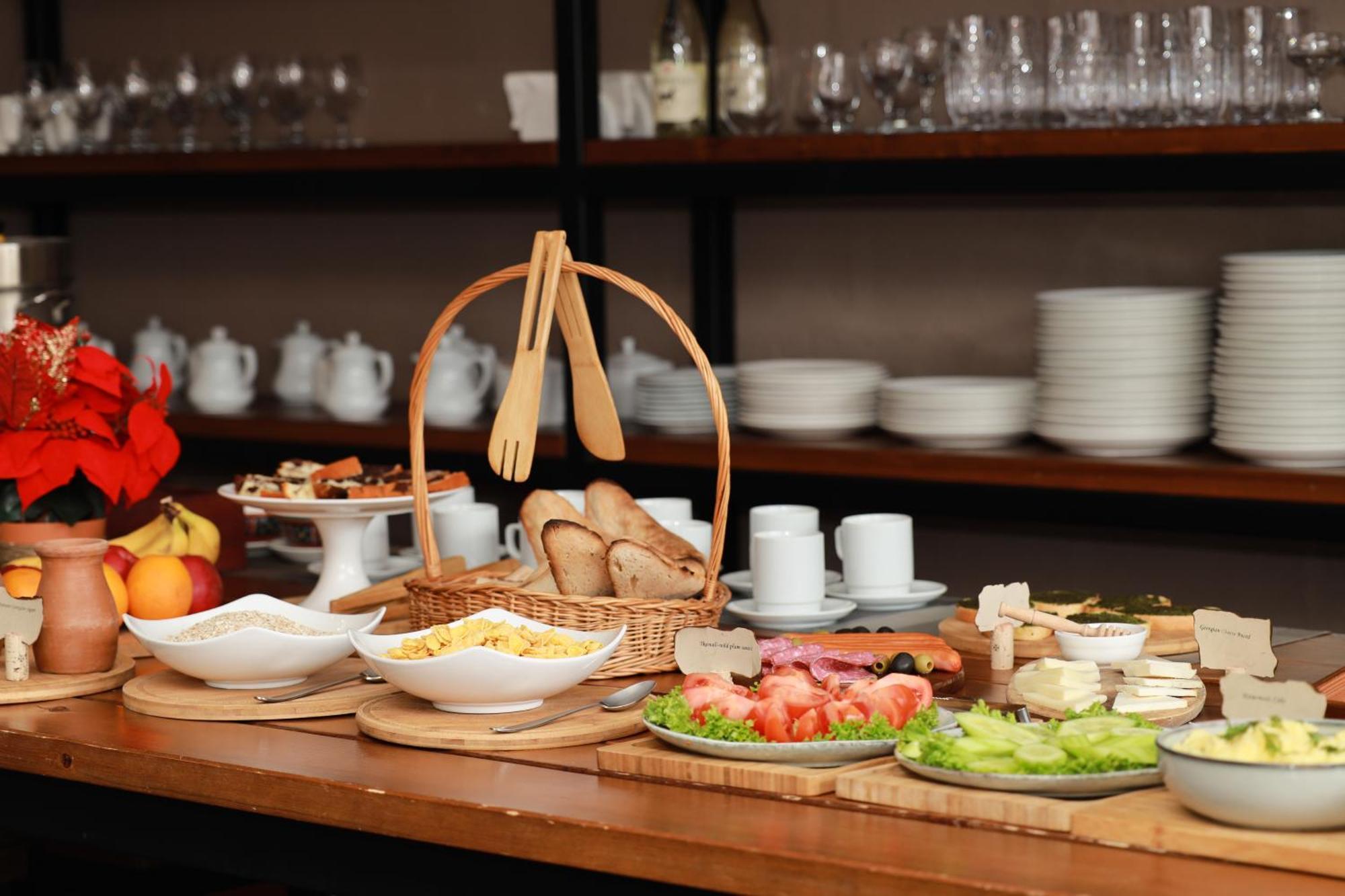 Alpine Lounge Boutique Hotel Степанцмінда Екстер'єр фото