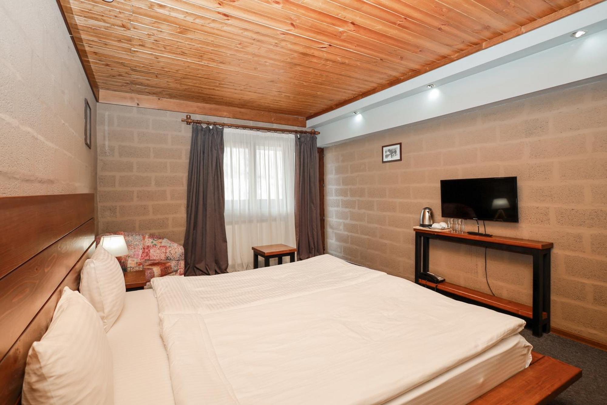 Alpine Lounge Boutique Hotel Степанцмінда Екстер'єр фото