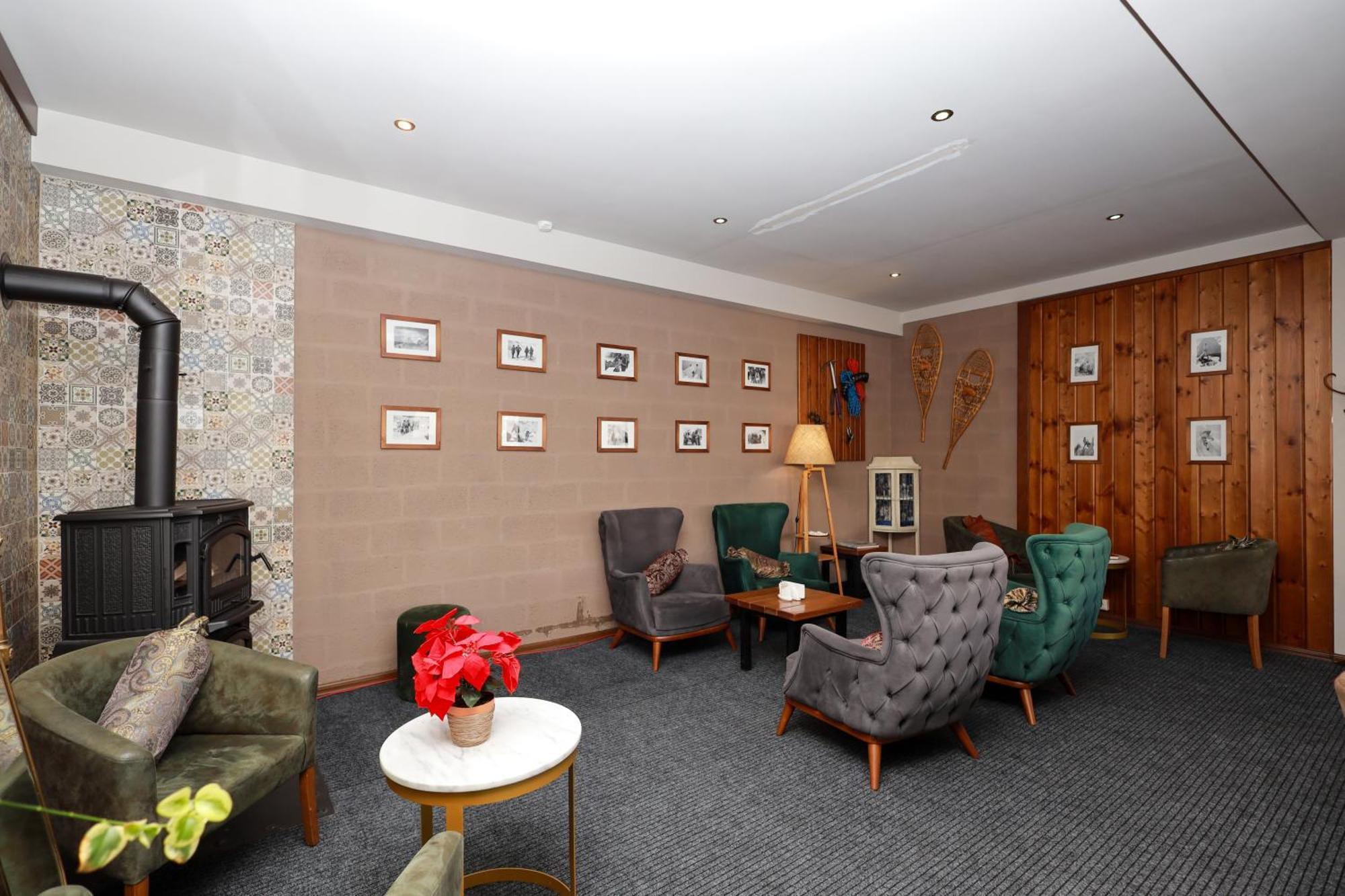 Alpine Lounge Boutique Hotel Степанцмінда Екстер'єр фото