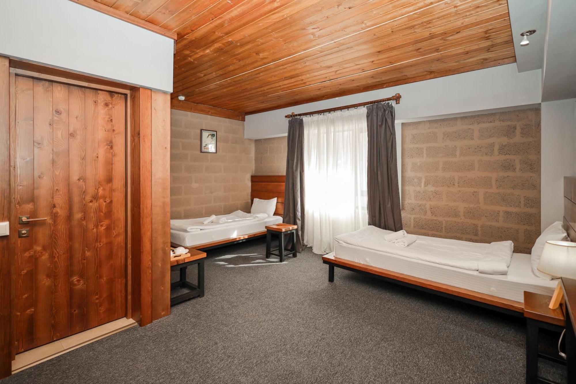 Alpine Lounge Boutique Hotel Степанцмінда Екстер'єр фото