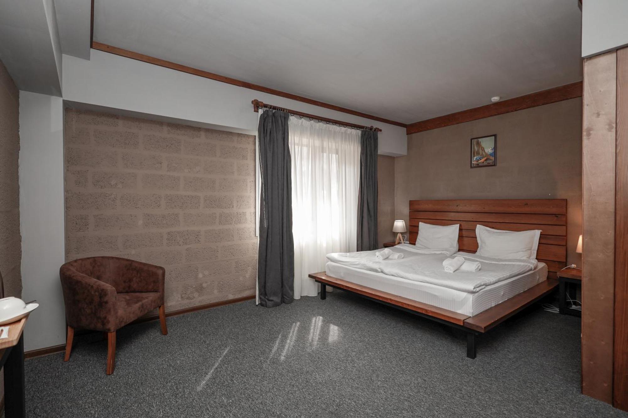 Alpine Lounge Boutique Hotel Степанцмінда Екстер'єр фото